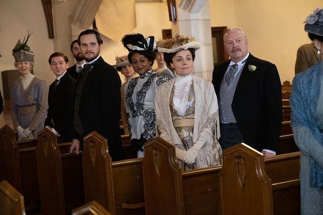 Picture of Arwen Humphreys with her co-actors in the series Murdoch Mysteries